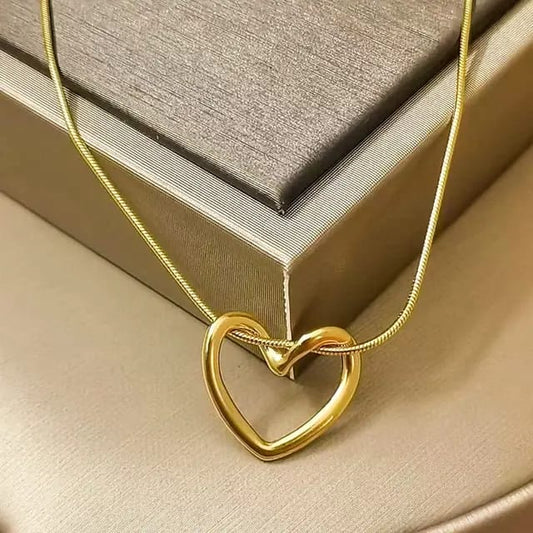 Golden Heart Pendant Necklace – Elegant Minimalist Jewelry